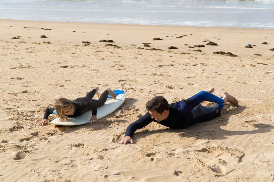 Jak zacząć surfować? Wybierz odpowiedni kurs surfingowy i wskocz na pierwszą falę!